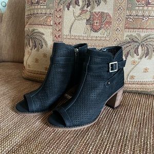 ✅Vince Camuto - Black Open Toed Ankle Boots!